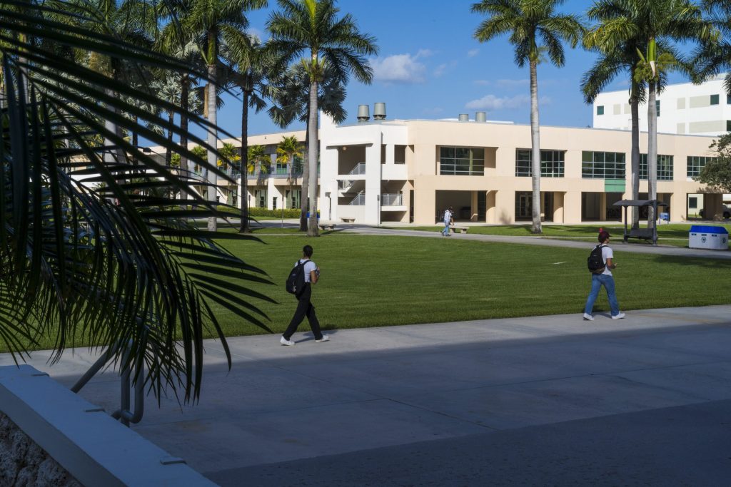 Las guerras culturales en los campus comienzan a afectar el lugar donde los estudiantes eligen ir a la universidad